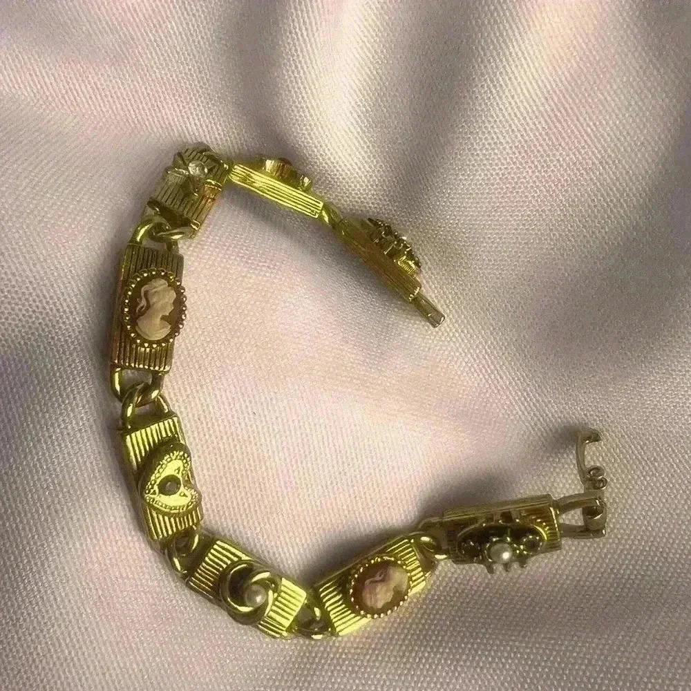 Beautiful Vintage unSigned Goldette Victorian Revival Slide Charm Bracelet - Picture 10 of 16